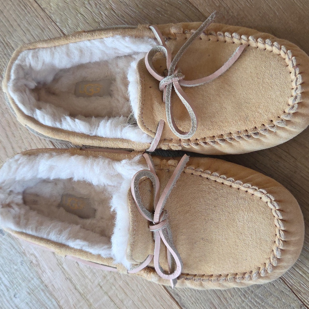 Women's UGG Dakota Size 7